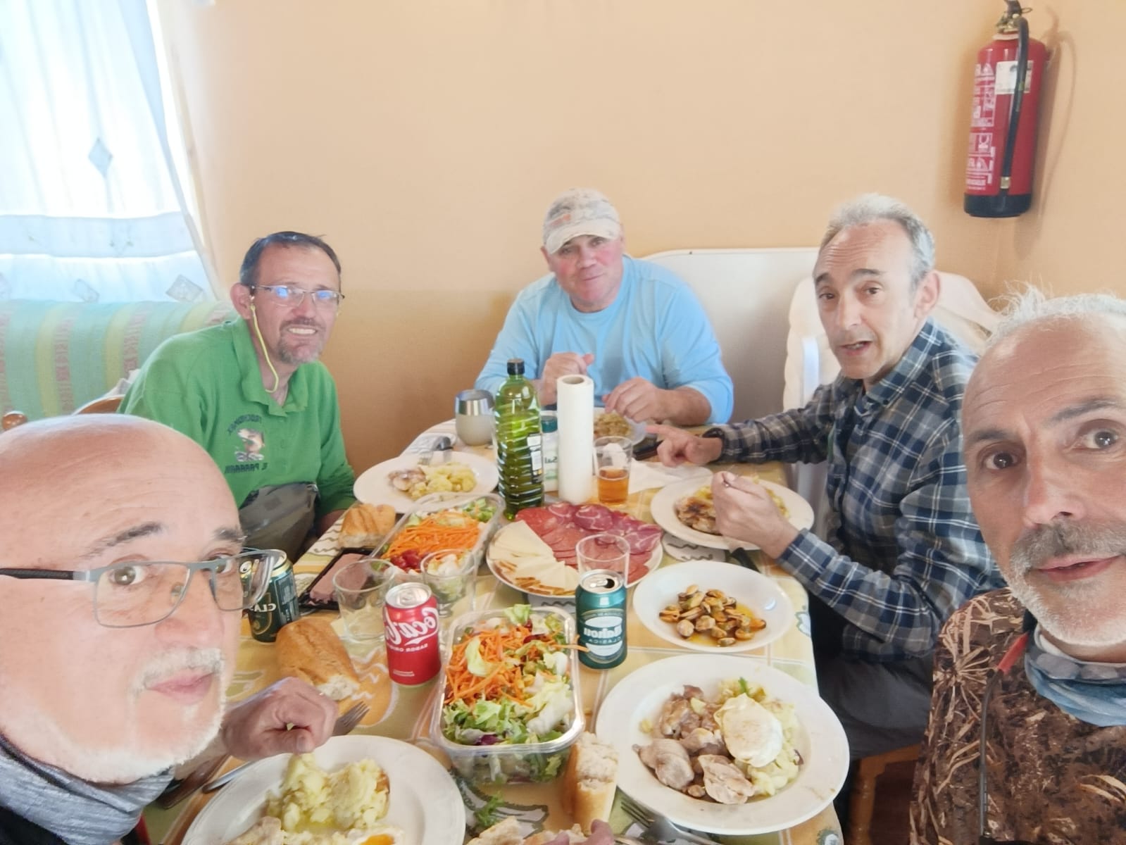 Gastronomía compartida después de una jornada de pesca